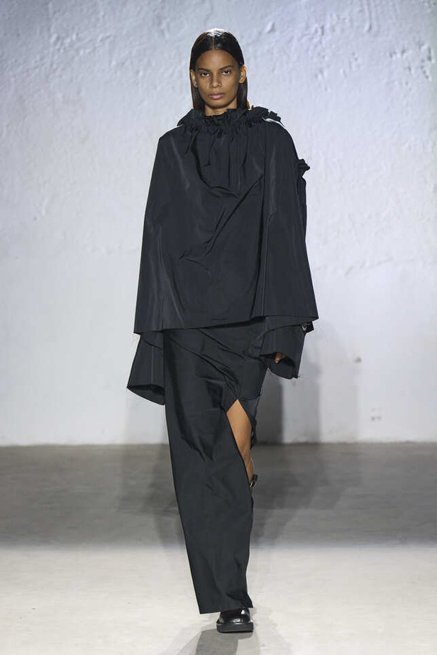 الألوان الحيادية والتصاميم الكلاسيكية سيطرت على عرض MM6 MAISON MARGIELA في ميلانو