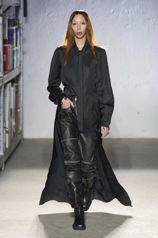 الألوان الحيادية والتصاميم الكلاسيكية سيطرت على عرض MM6 MAISON MARGIELA في ميلانو