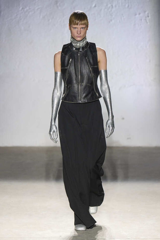 الألوان الحيادية والتصاميم الكلاسيكية سيطرت على عرض MM6 MAISON MARGIELA في ميلانو