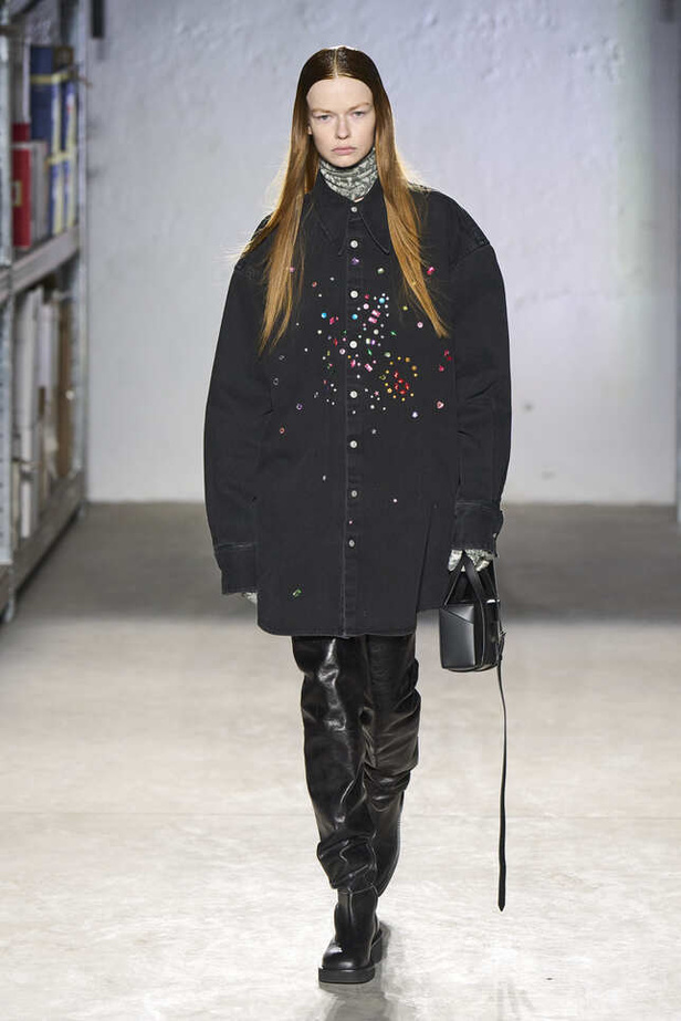 الألوان الحيادية والتصاميم الكلاسيكية سيطرت على عرض MM6 MAISON MARGIELA في ميلانو