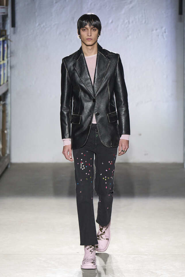 الألوان الحيادية والتصاميم الكلاسيكية سيطرت على عرض MM6 MAISON MARGIELA في ميلانو