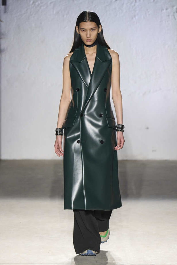 الألوان الحيادية والتصاميم الكلاسيكية سيطرت على عرض MM6 MAISON MARGIELA في ميلانو