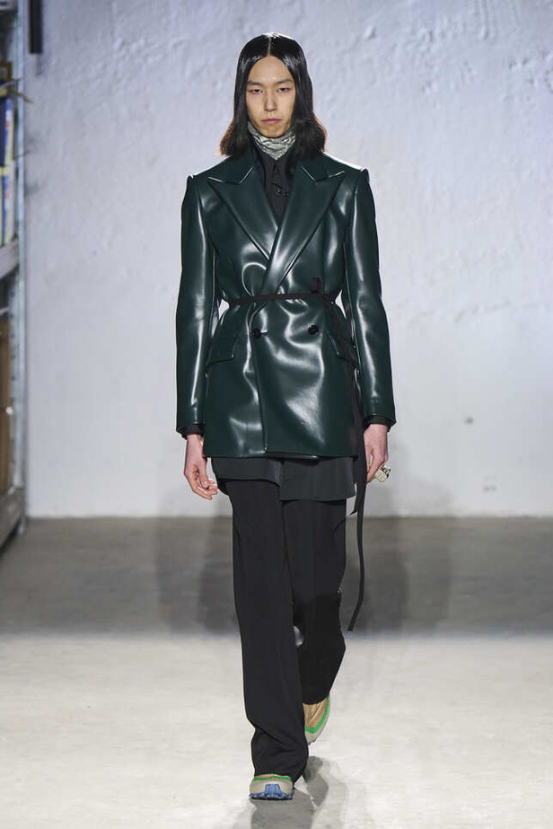 الألوان الحيادية والتصاميم الكلاسيكية سيطرت على عرض MM6 MAISON MARGIELA في ميلانو