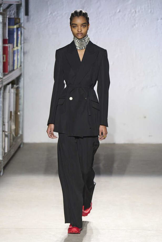 الألوان الحيادية والتصاميم الكلاسيكية سيطرت على عرض MM6 MAISON MARGIELA في ميلانو