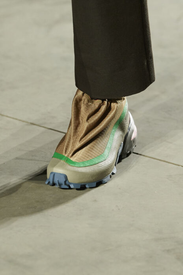 الألوان الحيادية والتصاميم الكلاسيكية سيطرت على عرض MM6 MAISON MARGIELA في ميلانو