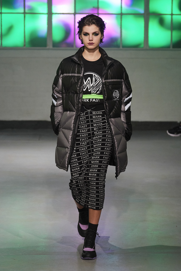 عرض أزياء مجموعة Mark Fast لموسم خريف وشتاء 2022 في لندن