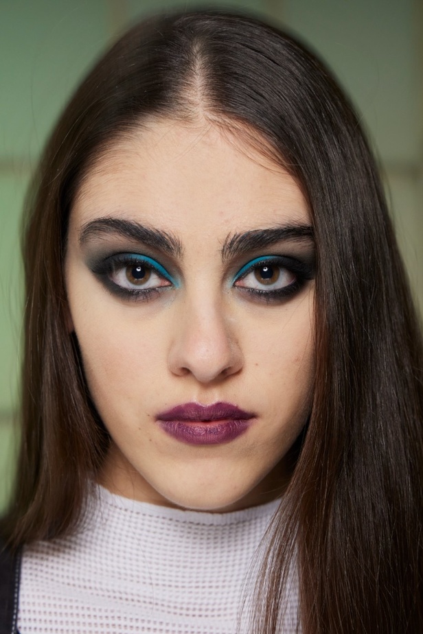 اطلالات جمالية من مجموعة Mark Fast  لموسم خريف وشتاء 2022 في لندن