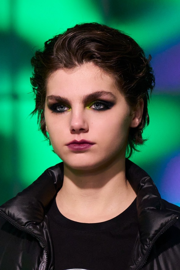 اطلالات جمالية من مجموعة Mark Fast  لموسم خريف وشتاء 2022 في لندن