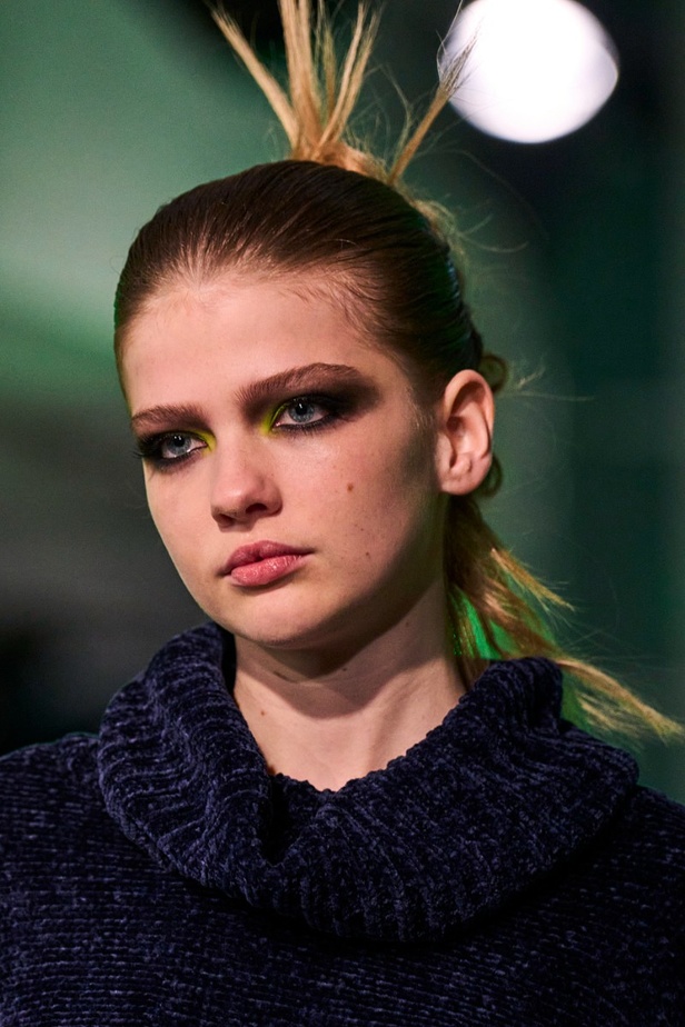 اطلالات جمالية من مجموعة Mark Fast  لموسم خريف وشتاء 2022 في لندن