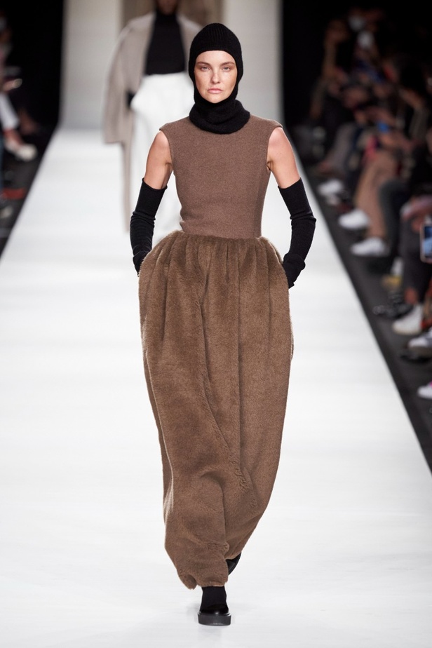 مجموعة  Max Mara لخريف 2022 تلبي متطلبات الجيل الجديد