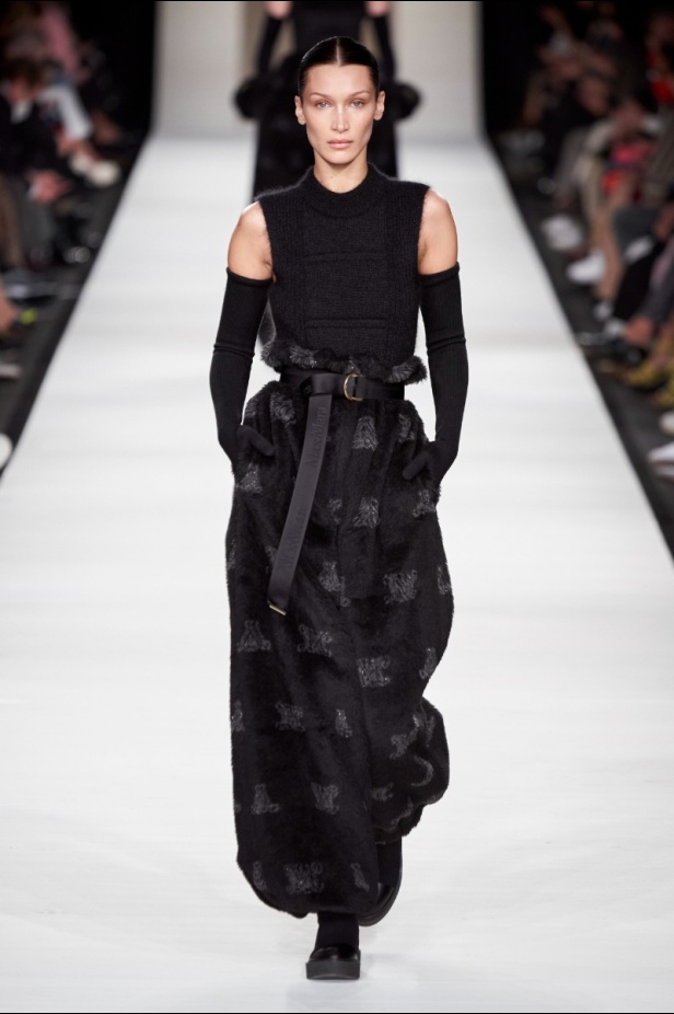 مجموعة  Max Mara لخريف 2022 تلبي متطلبات الجيل الجديد