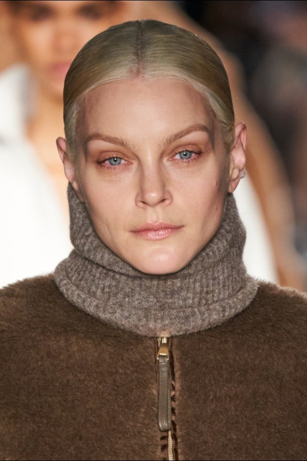 اطلالات جمالية من عرض  Max Mara لخريف 2022