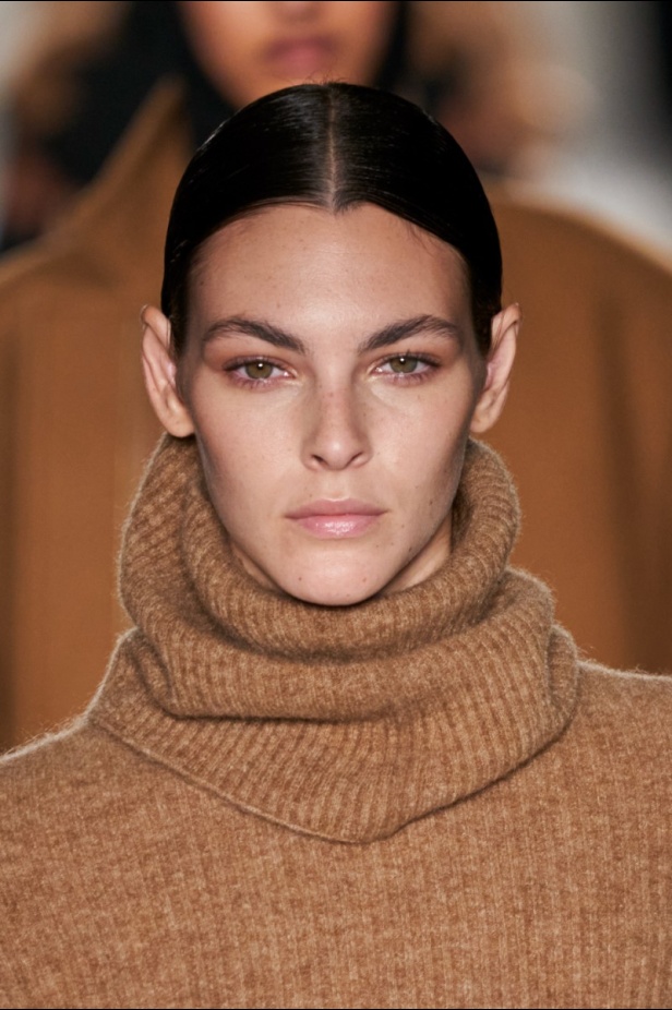 اطلالات جمالية من عرض  Max Mara لخريف 2022