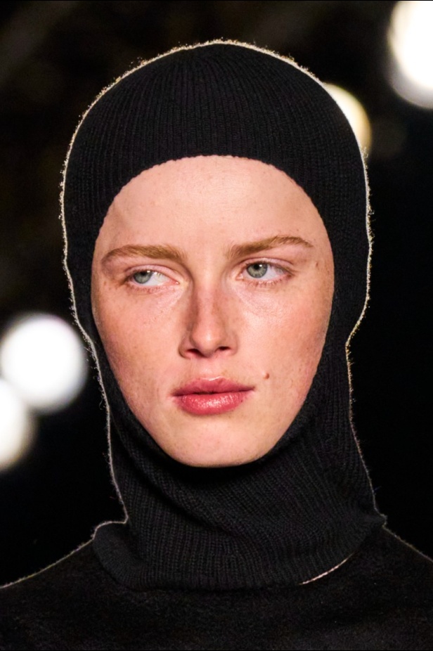 اطلالات جمالية من عرض  Max Mara لخريف 2022