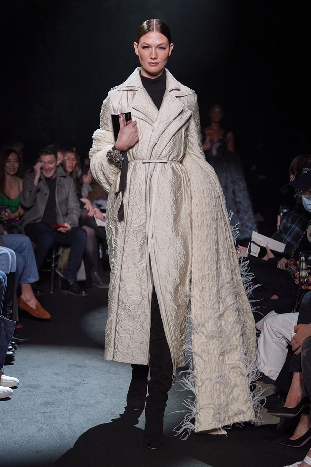 عرض أزياء مجموعة Brandon Maxwell لموسم خريف وشتاء 2022 في نيويورك