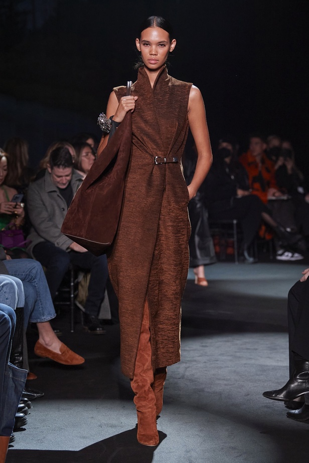 عرض أزياء مجموعة Brandon Maxwell لموسم خريف وشتاء 2022 في نيويورك