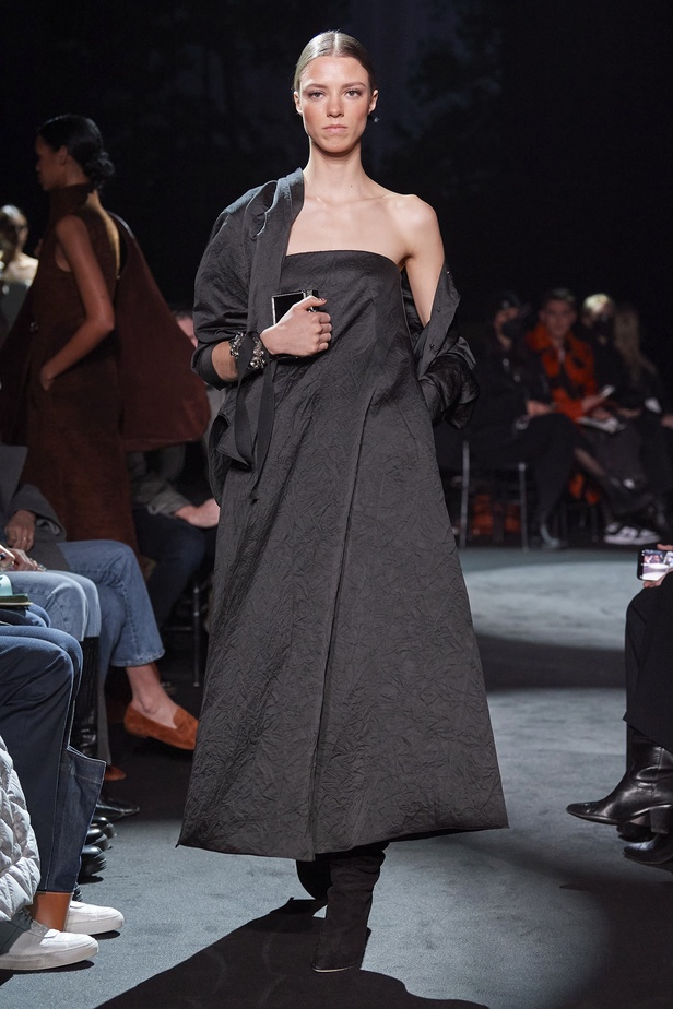 عرض أزياء مجموعة Brandon Maxwell لموسم خريف وشتاء 2022 في نيويورك