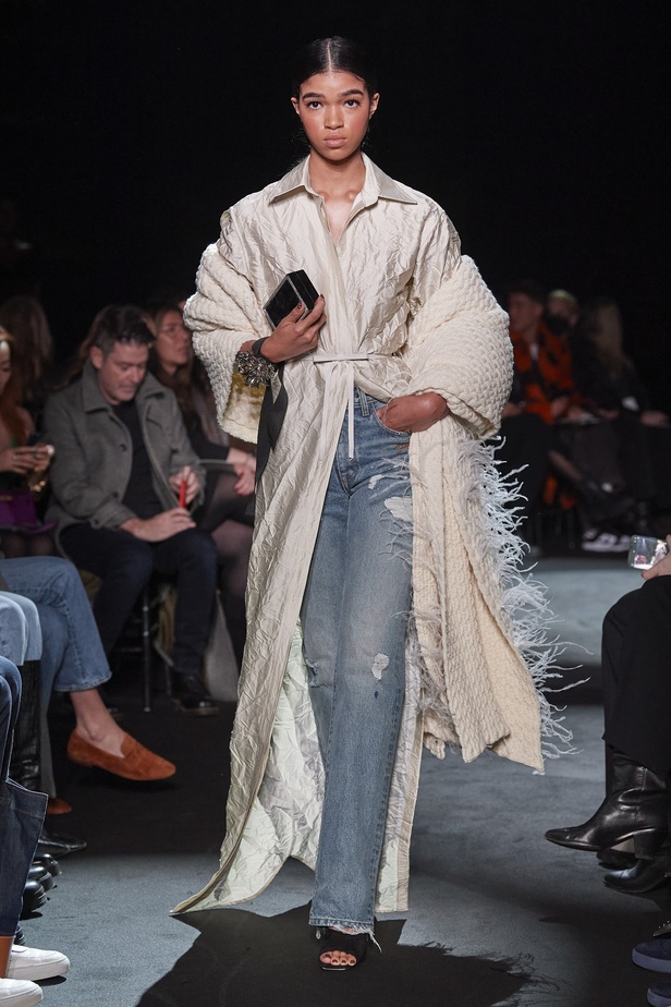 عرض أزياء مجموعة Brandon Maxwell لموسم خريف وشتاء 2022 في نيويورك