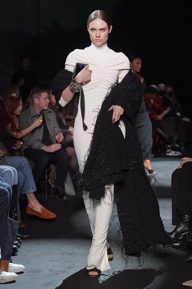 عرض أزياء مجموعة Brandon Maxwell لموسم خريف وشتاء 2022 في نيويورك