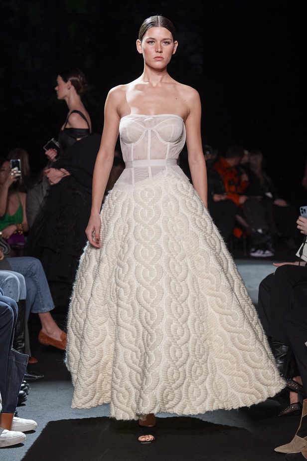 عرض أزياء مجموعة Brandon Maxwell لموسم خريف وشتاء 2022 في نيويورك