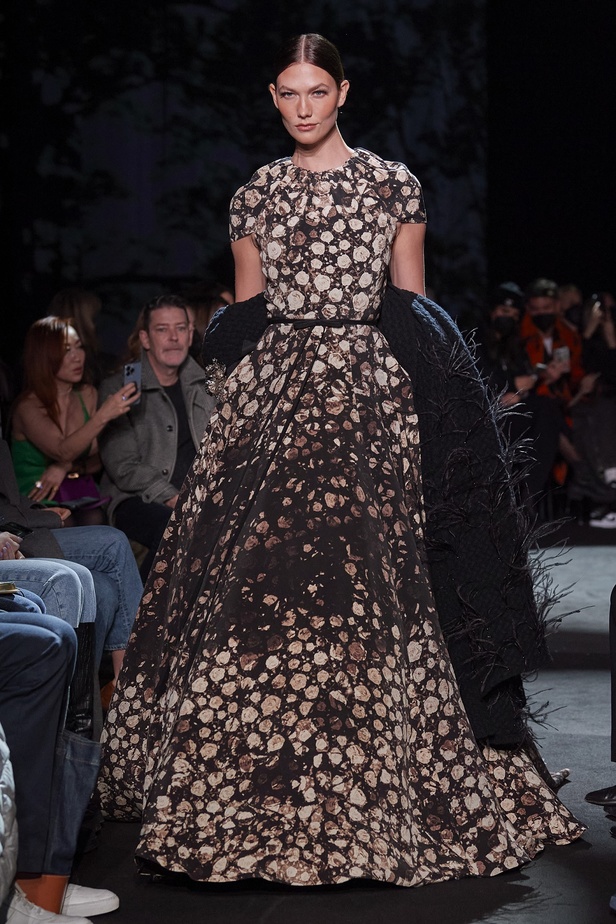 عرض أزياء مجموعة Brandon Maxwell لموسم خريف وشتاء 2022 في نيويورك