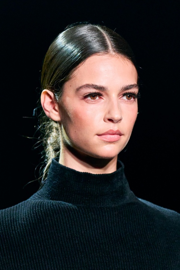 مكياج وتسريحات شعر عرض أزياء مجموعة Brandon Maxwell لموسم خريف وشتاء 2022 في نيويورك