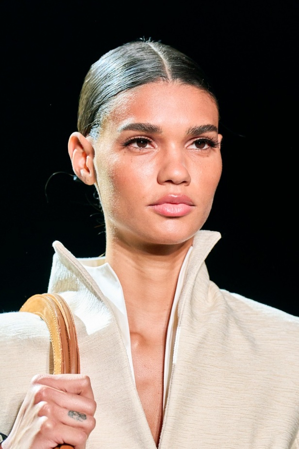 مكياج وتسريحات شعر عرض أزياء مجموعة Brandon Maxwell لموسم خريف وشتاء 2022 في نيويورك