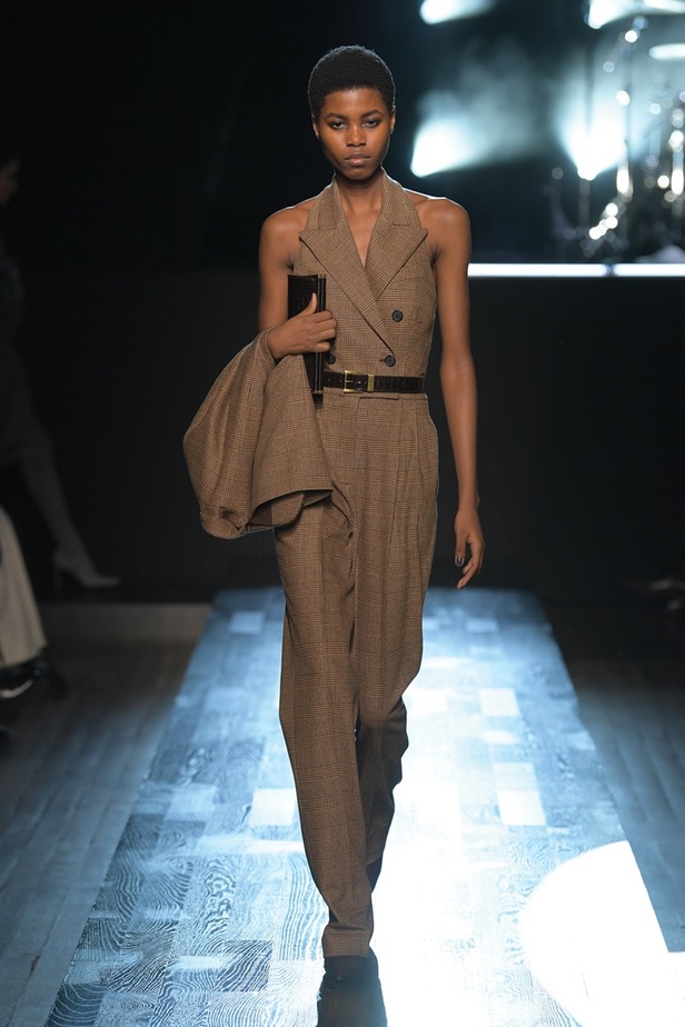 مجموعة Michael Kors لخريف وشتاء 2022 رسالة حب إلى ليالي نيويورك