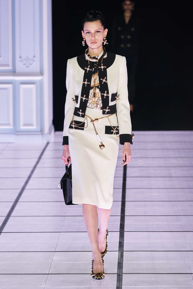 عرض أزياء مجموعة Moschino لموسم خريف وشتاء 2022 في ميلانو