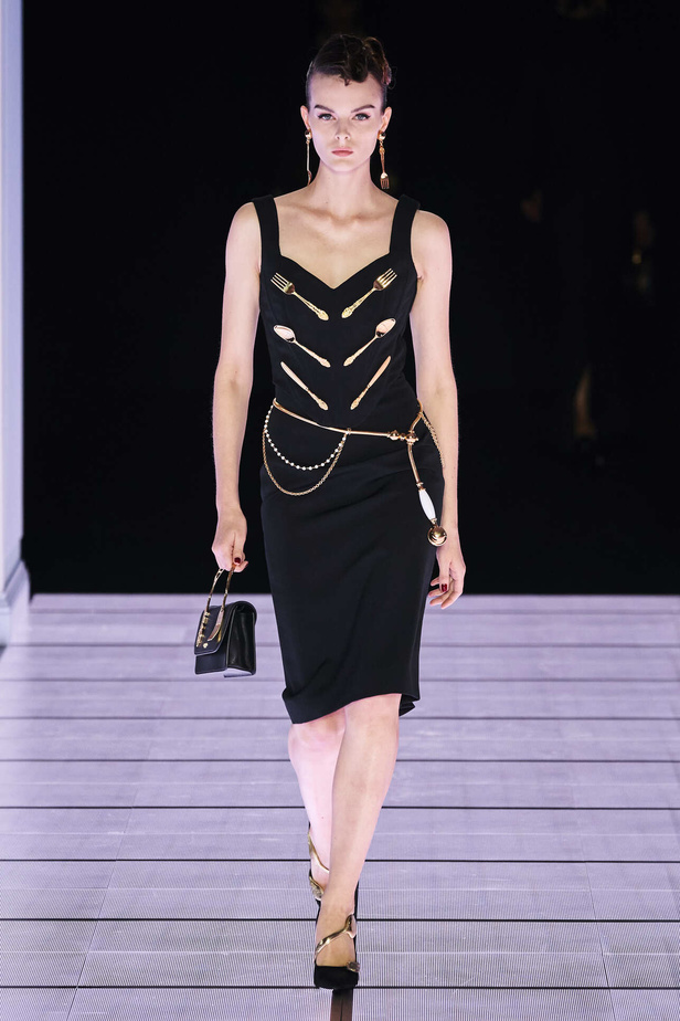 عرض أزياء مجموعة Moschino لموسم خريف وشتاء 2022 في ميلانو