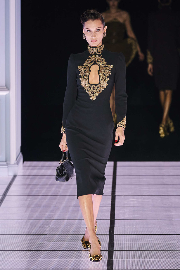 عرض أزياء مجموعة Moschino لموسم خريف وشتاء 2022 في ميلانو