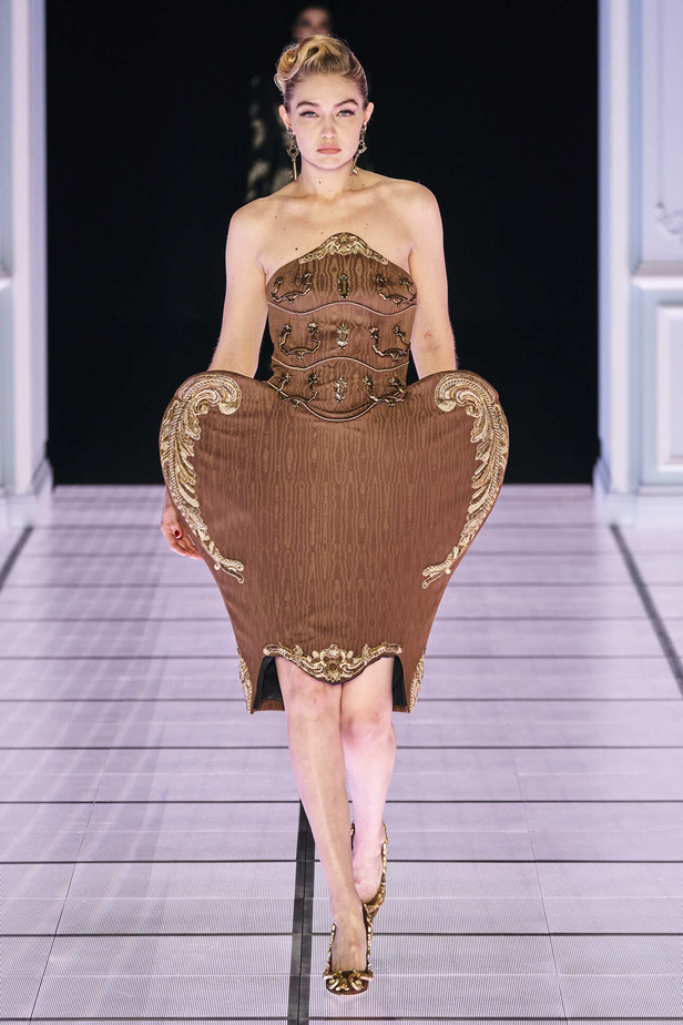 عرض أزياء مجموعة Moschino لموسم خريف وشتاء 2022 في ميلانو