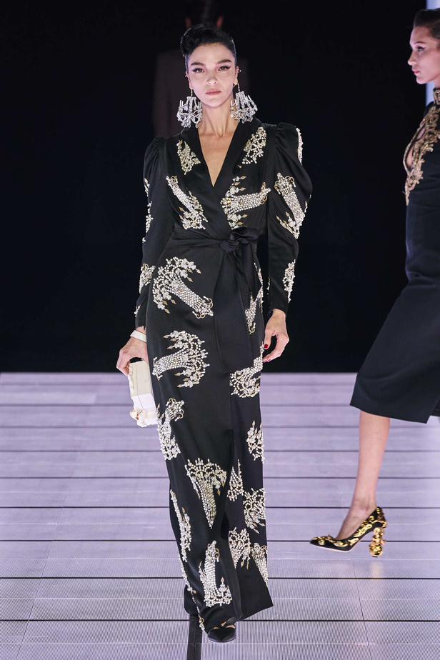 عرض أزياء مجموعة Moschino لموسم خريف وشتاء 2022 في ميلانو