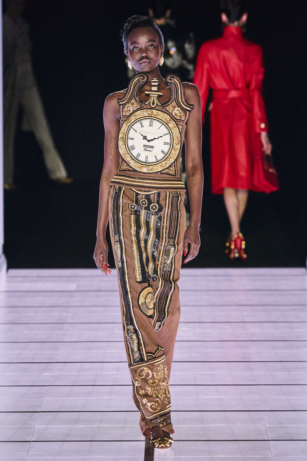 عرض أزياء مجموعة Moschino لموسم خريف وشتاء 2022 في ميلانو