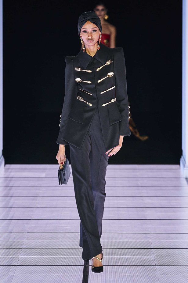 عرض أزياء مجموعة Moschino لموسم خريف وشتاء 2022 في ميلانو