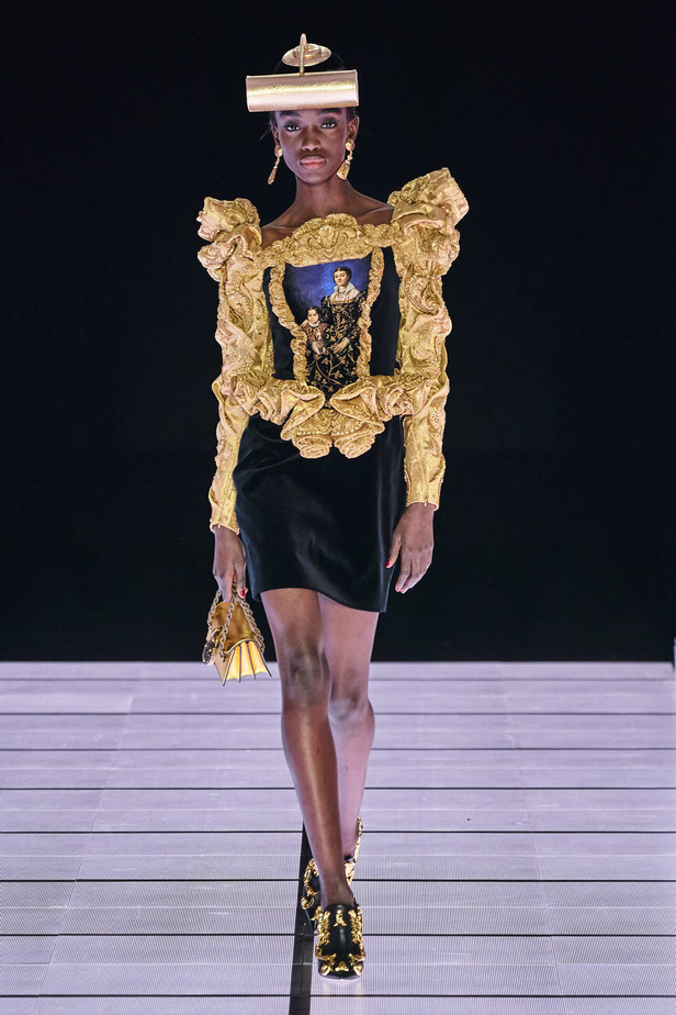 عرض أزياء مجموعة Moschino لموسم خريف وشتاء 2022 في ميلانو