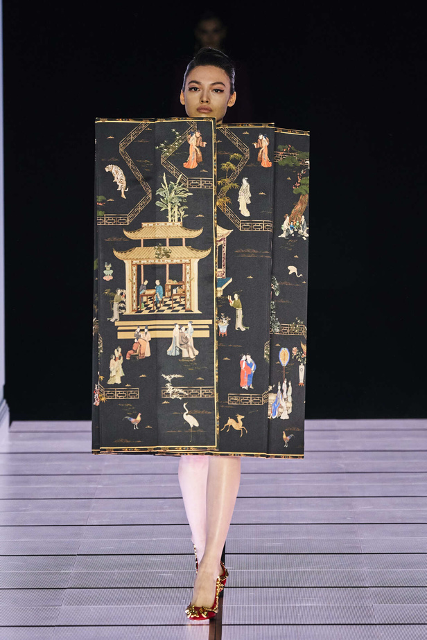 عرض أزياء مجموعة Moschino لموسم خريف وشتاء 2022 في ميلانو