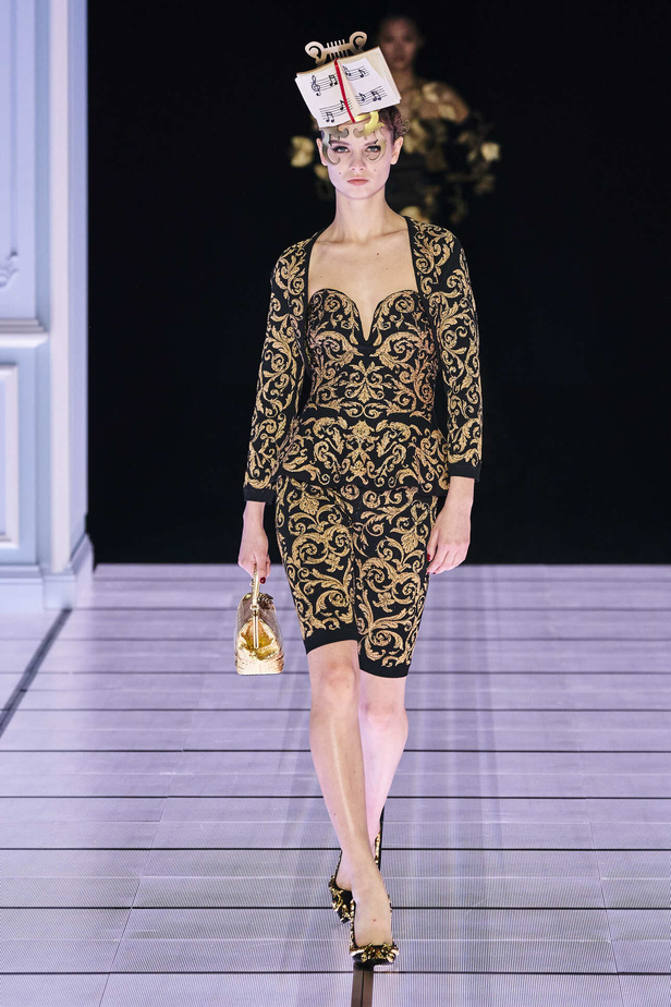 عرض أزياء مجموعة Moschino لموسم خريف وشتاء 2022 في ميلانو