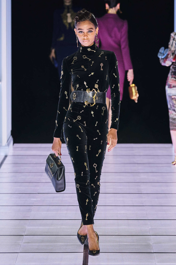 عرض أزياء مجموعة Moschino لموسم خريف وشتاء 2022 في ميلانو