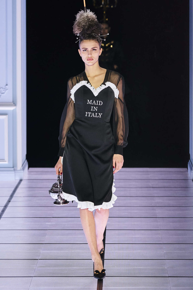 عرض أزياء مجموعة Moschino لموسم خريف وشتاء 2022 في ميلانو