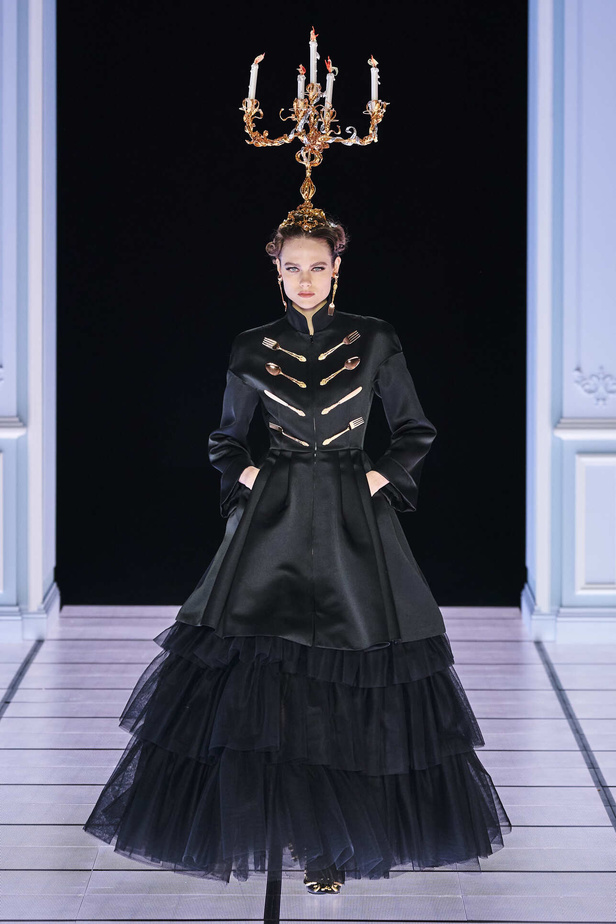 عرض أزياء مجموعة Moschino لموسم خريف وشتاء 2022 في ميلانو