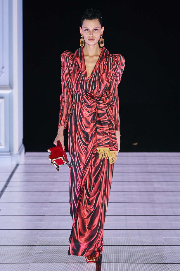 عرض أزياء مجموعة Moschino لموسم خريف وشتاء 2022 في ميلانو