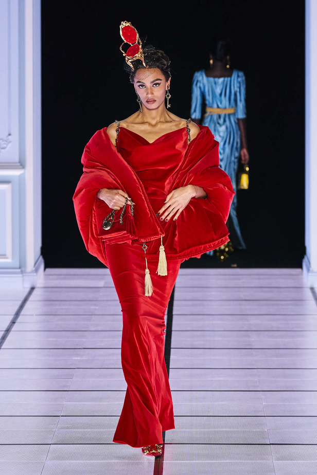 عرض أزياء مجموعة Moschino لموسم خريف وشتاء 2022 في ميلانو