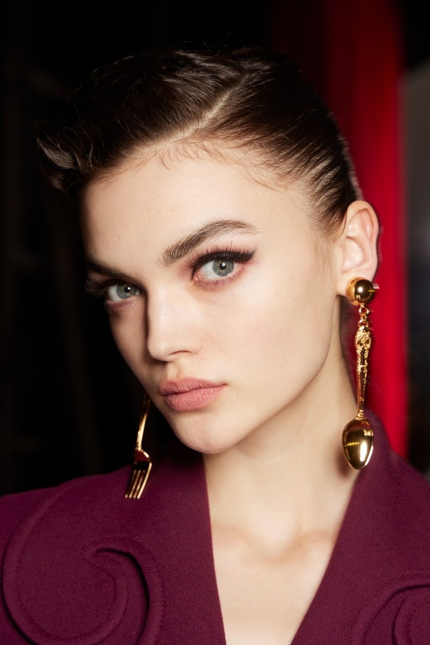 اطلالات جمالية من عرض أزياء مجموعة Moschino لموسم خريف وشتاء 2022 في ميلانو