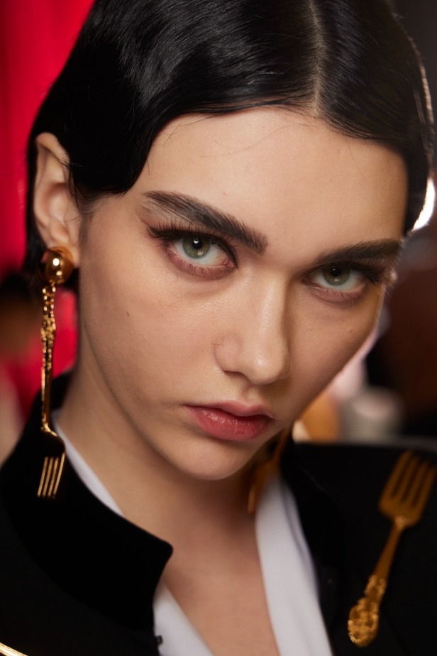 اطلالات جمالية من عرض أزياء مجموعة Moschino لموسم خريف وشتاء 2022 في ميلانو