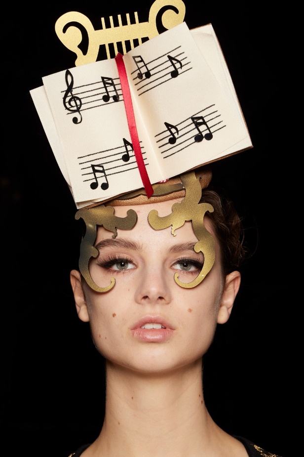 اطلالات جمالية من عرض أزياء مجموعة Moschino لموسم خريف وشتاء 2022 في ميلانو