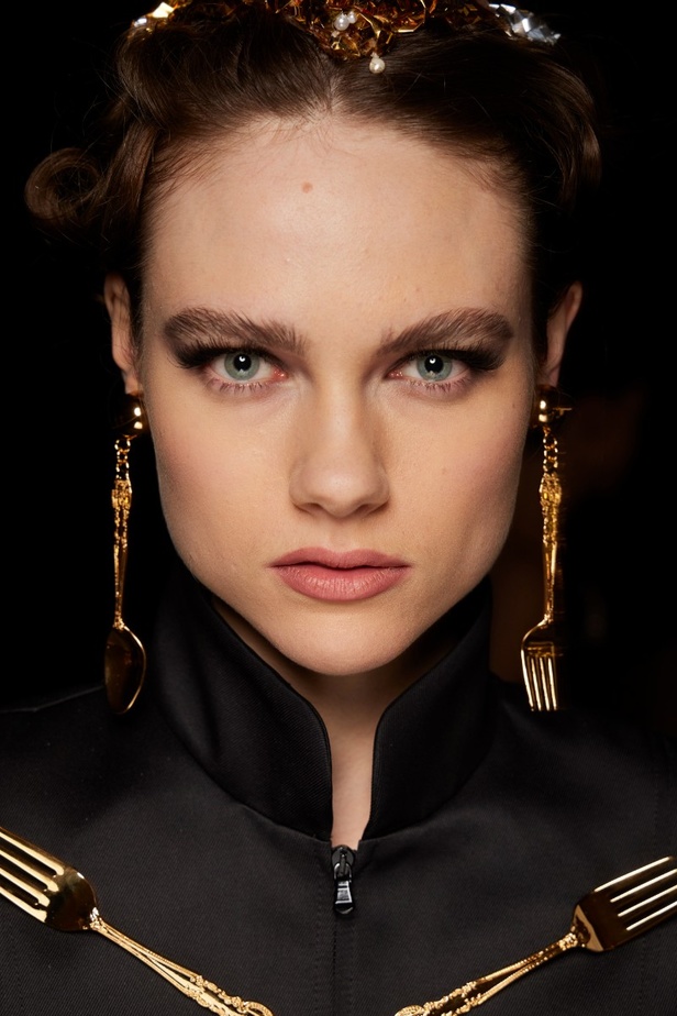 اطلالات جمالية من عرض أزياء مجموعة Moschino لموسم خريف وشتاء 2022 في ميلانو