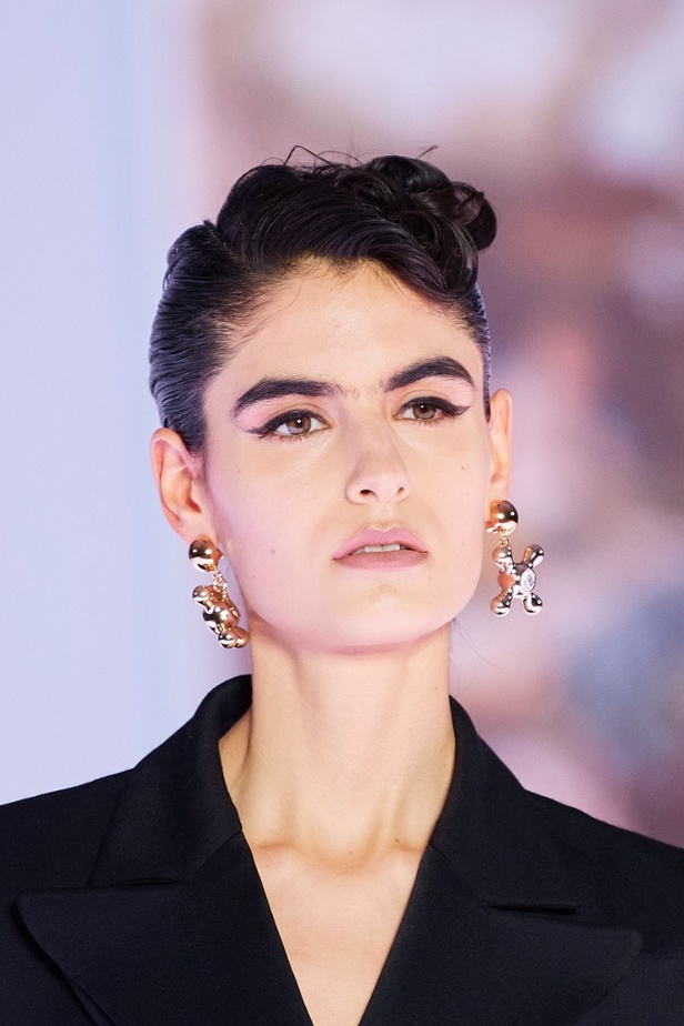 اطلالات جمالية من عرض أزياء مجموعة Moschino لموسم خريف وشتاء 2022 في ميلانو