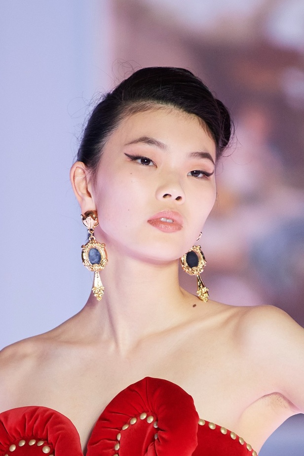 اطلالات جمالية من عرض أزياء مجموعة Moschino لموسم خريف وشتاء 2022 في ميلانو