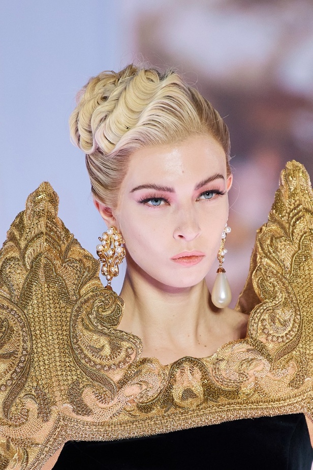 اطلالات جمالية من عرض أزياء مجموعة Moschino لموسم خريف وشتاء 2022 في ميلانو